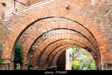 Die alte Straße von Clivus Scauri auf Celio Hügel in Rom, Italien Stockfoto