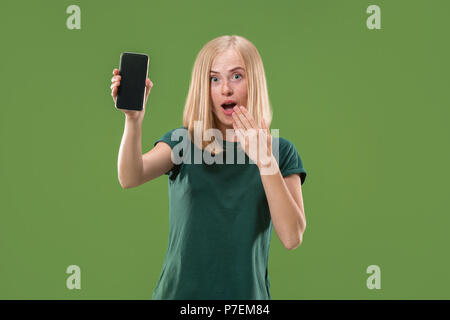 Porträt einer zuversichtlich Casual Mädchen zeigen Blank Screen Handy Stockfoto