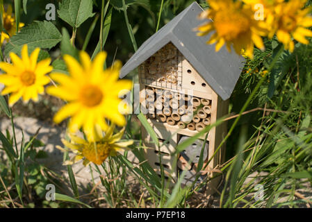 Grüne Technologie. insekt Hotel Haus im Garten Stockfoto