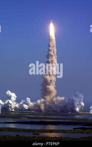 KENNEDY SPACE CENTER, Florida-- Hinterkante eine Spalte von Flammen und Rauch, Zwerge, Space Shuttle Endeavour springt in den klaren, blauen Himmel Floridas auf der Mission STS-99. Liftoff aufgetreten ist um 12:43:40 Uhr EST. Bekannt als der Shuttle Radar Topography Mission (SRTM), STS-99 wird einen neuen Kurs zu Konkurrenzlosen 3-D-Bilder von der Oberfläche der Erde produzieren. Das Ergebnis der SRTM könnte nah werden auf 1 Billionen Messungen der Topographie der Erde. Die Sendung wird voraussichtlich 11 Tage letzte, mit dem Bemühen, Landung im KSC Dienstag, 24.02.22, 4:36 Uhr EST. Dies ist die 97. Shuttle Flug und 14 für Shuttle Ende Stockfoto