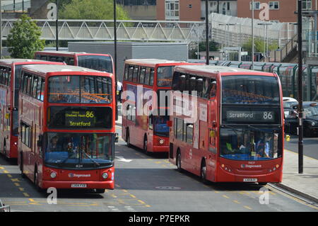 Busse am Busbahnhof geparkt Stratford, London Stockfoto