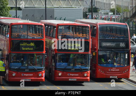 Busse am Busbahnhof geparkt Stratford, London Stockfoto