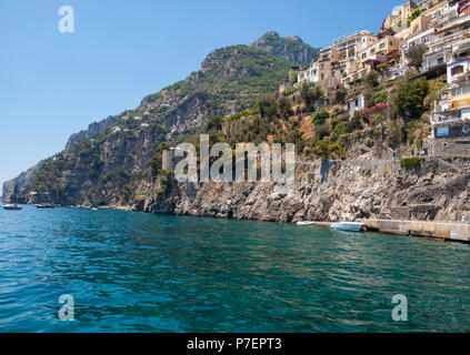 Bunte Positano, das Juwel der Amalfi Küste, mit seinen bunten Häusern und Gebäuden auf einem großen Hügel mit Blick auf das Meer. Italien Stockfoto