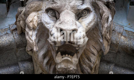 Italien, Turin. Aus Stein und auf einem Marble Arch, um 300 Jahre alt. Der gefallene Engel in der Form von einem brüllenden Löwen. Stockfoto