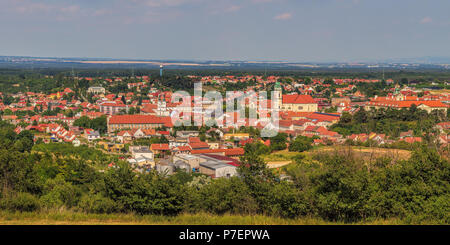Breites Panorama von Valtice, Wein Stadt in Südmähren, Tschechische Republik, Europa, 250 km südlich von Prag. Stockfoto