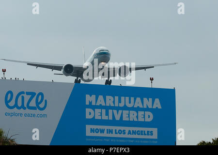 Für die Plakatwerbung rechtliche Marihuana außerhalb der internationale Flughafen Los Angeles, LAX, ein Flugzeug landen Flying Overhead, Kalifornien, USA. Stockfoto