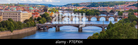 Breites Panorama von Prag mit Moldau Karlsbrücke und anderen Brücken Stockfoto