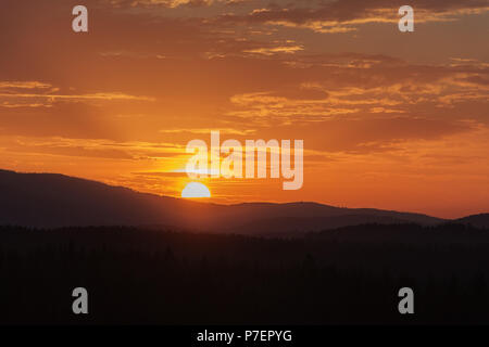 Bunte idyllischen Sonnenuntergang Landschaft in den tschechischen Bergen Sumava, Böhmerwald oder Böhmerwald, Bayerischen Wald oder Böhmische Wald Stockfoto