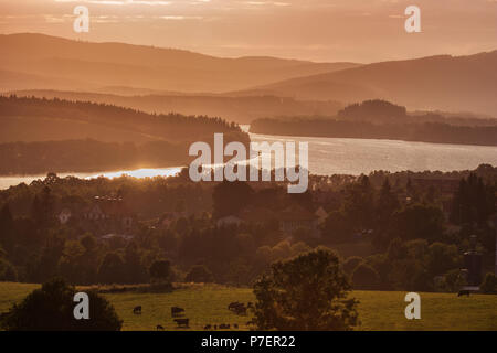 Bunte Abend idyllische Landschaft am Lipno-Stausee, Horni Plana, Tschechische berge Sumava, Böhmerwald Bayerischer Wald Stockfoto