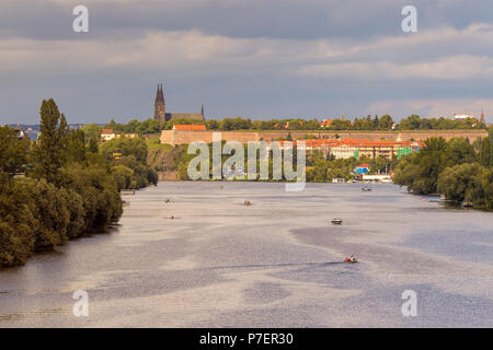 Panorama von Prag mit Vyšehrad und Moldau mit kleinen Booten im Sommer Stockfoto