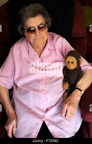 Ältere Frau mit frühen Stadien der Demenz Stockfoto