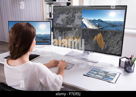 Rückansicht einer Frau Arbeiten an 3D-Landschaft auf dem Computer im Büro Stockfoto