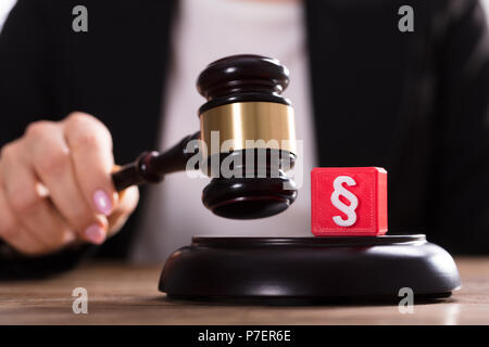 Nahaufnahme der Kubische Block mit Absatz Symbol in der Nähe von Richter markante Mallet Stockfoto