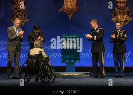 Der Sekretär der US-Armee Dr. Mark Esper und stellvertretender Generalstabschef der Armee, General James C. McConville eine Plakette Lager Conner's Namen während der Ehrenmedaille Induktion Zeremonie am Pentagon enthüllen, in Arlington, Virginia, 27. Juni 2018. Conner wurde posthum die Ehrenmedaille Juni 26, 2018 für Maßnahmen vergeben, während als Nachrichtenoffizier mit Hauptsitz und Sitz der Gesellschaft, 3. Battalion, 7th Infantry Regiment, 3 Infanterie Division, während des Zweiten Weltkriegs am Jan. 24, 1945. (U.S. Armee Foto von SPC. Anna Pol) Stockfoto