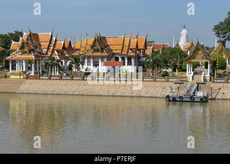 Ayutthaya, Thailand - 5. Januar 2018: Blick auf den Fluss Chao Phraya mit buddhistischen Tempel in Ayutthaya, Thailand. Stockfoto