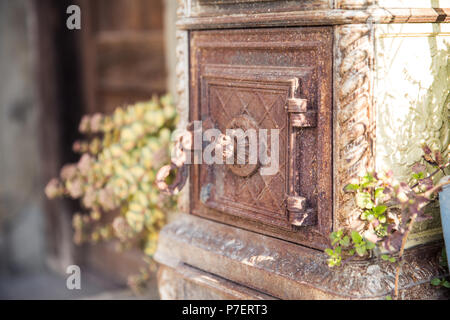 Risse Vintage Gusseisernen Herd im Freien Home Decoration Stockfoto