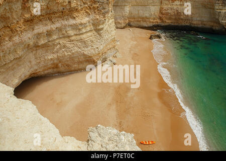 Kanu auf dem Strand, Küste der Algarve. Stockfoto