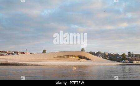 MAAT und Fluss im Morgenlicht. MAAT, Lissabon, Portugal. Architekt: A LA, 2016. Stockfoto