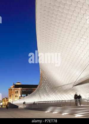 Beleuchtete und leuchtenden Fassade bei Nacht. MAAT, Lissabon, Portugal. Architekt: A LA, 2016. Stockfoto