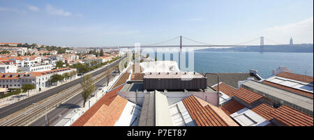 Erhöhte Blick von Westen in Richtung Maat und der Brücke. MAAT, Lissabon, Portugal. Architekt: A LA, 2016. Stockfoto