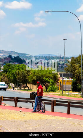 Johannesburg, Südafrika, November 16, 2012, afrikanischen Mann auf einer Radtour von Soweto Stockfoto