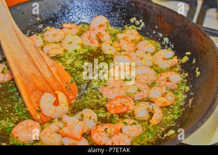 Braten von Garnelen auf Pan. Food-fotografie. Close Up. Stockfoto