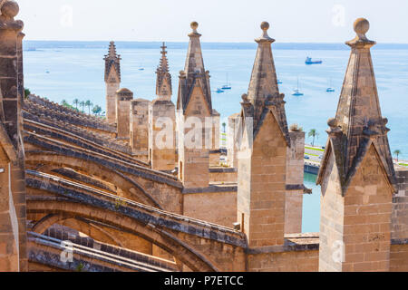 Blick über das Meer mit einigen Booten von der Terrasse der Kathedrale Santa Maria von Palma, auch als La Seu bekannt. Palma De Mallorca, Spanien Stockfoto