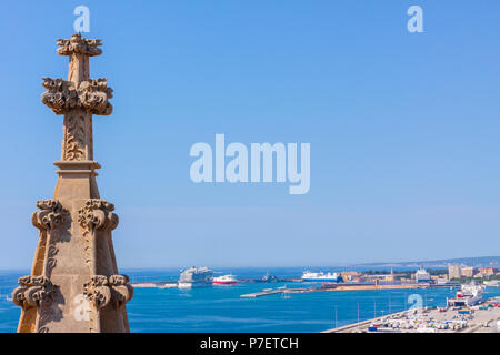 Blick über das Meer von der Terrasse der Kathedrale Santa Maria von Palma, auch als La Seu bekannt. Palma De Mallorca, Spanien Stockfoto