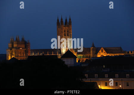 Die Kathedrale von Canterbury ist Abends beleuchtet von oben auf den Dänen John Damm, Dane John Gärten, Canterbury, Kent, England gesehen. Stockfoto