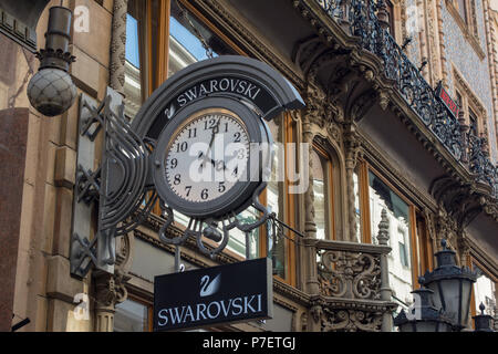 BUDAPEST, Ungarn - 5. JULI 2018: SWAROVSKI Fashion Store. Swarovski ist ein österreichischer Hersteller von Kristall in Wattens, Österreich gehabt. Stockfoto