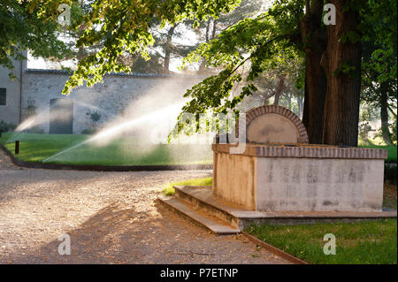 Skulptur und die Sprinkler in einem Garten Stockfoto