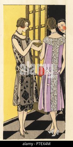 Frau in Kleid braun Brocade Crepe und Frau in Abendessen Kleid von mauve Crepe mit Silber Spitze verziert. Papierkörbe pochoir (Schablone) Lithographie von der Französischen luxus Mode Magazin Kunst, Gicht, Beauté, 1925. Stockfoto