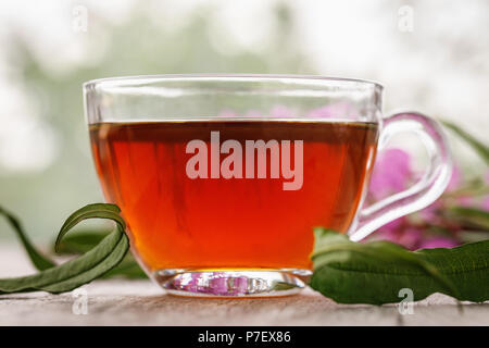 Traditionelle russische Kräutertee trinken Ivan - Tee in eine transparente Schale close-up auf einem hölzernen Tisch besitzen heilende Eigenschaften Stockfoto