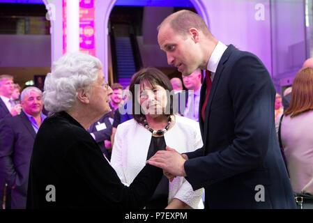 Der Herzog von Cambridge trifft Catherine Reid, als Staatssekretär für Gesundheit und Sport Jane Freeman (Mitte) sieht bei einem Empfang zu 70 Jahre des NHS im Nationalmuseum von Schottland, in Edinburgh. Stockfoto