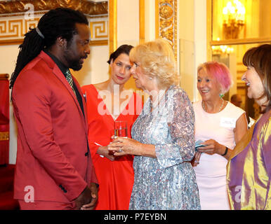 Die Herzogin von Cornwall trifft Gewinner Marlon James, als sie eine Rezeption besucht anlässlich des 50. Jahrestages der Man Booker Prize im Buckingham Palace, London. Stockfoto