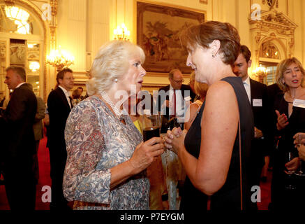 Die Herzogin von Cornwall trifft Fiona Shaw, wie Sie eine Rezeption besucht anlässlich des 50. Jahrestages der Man Booker Prize im Buckingham Palace, London. Stockfoto