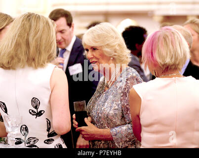 Die Herzogin von Cornwall trifft die Preisträger und Gäste, als sie eine Rezeption besucht anlässlich des 50. Jahrestages der Man Booker Prize im Buckingham Palace, London. Stockfoto