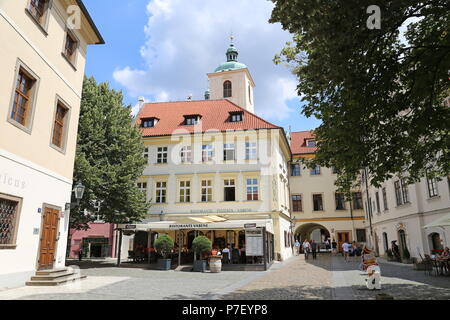 Ristorante Vabene und Hotel Metamorphis, teyn Hof (Týnský Dvůr, aka Ungelt), Staré Město (Altstadt), Prag, Tschechien (Tschechische Republik), Europa Stockfoto