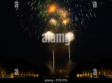 Am 4.Juli Feuerwerk mit Lincoln Memorial und Weltkrieg II im Hintergrund 2018 Stockfoto