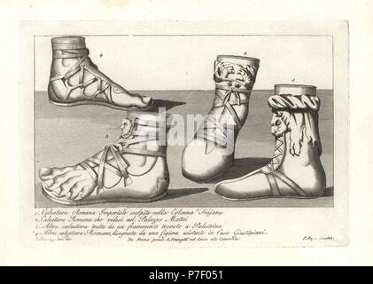 Imperiale Römische Schuhe vom Trajan Spalte 1, Römische Schuhe vom Palazzo Mattei 2, Sandale aus einem Fragment auf Palestrina 3 gefunden, und eine Römische Sandale aus einer Abbildung in der Casa Giustiniani 4. Kupferstich von Pietro Ruga nach einer Abbildung von Lorenzo Rocceggiani aus seiner eigenen 100 Platten von Kostümen religiösen, zivilen und militärischen der Alten Ägypter, Etrusker, Griechen und Römer, Franzetti, Rom, 1802. Stockfoto