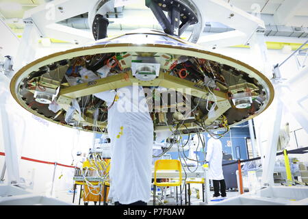 Turin, Italien - Oktober 2014: Techniker arbeiten an der ExoMars sonde Modul, für eine europäische Mission zum Mars, bei der Thales Alenia Space Pflanzen Stockfoto