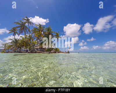 Kleine tropische Insel mit Palmen - Sommer Urlaub Paradies Stockfoto