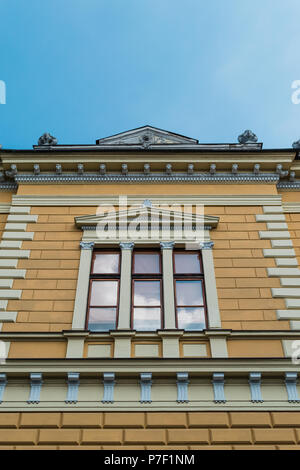 Ein Fenster mit bas-relief auf der Fassade. Dekorative Fensterrahmen. Stockfoto