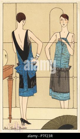 Frau in formalen Abendkleid blau lame und schwarzem Samt. Papierkörbe pochoir (Schablone) Lithographie von der Französischen luxus Mode Magazin Kunst, Gicht, Beauté, 1926. Stockfoto