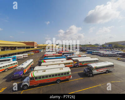 Panama City - März 2018: Viele bunte alte Busse auf Bus- und Bahnhof Albrook in Panama City Stockfoto