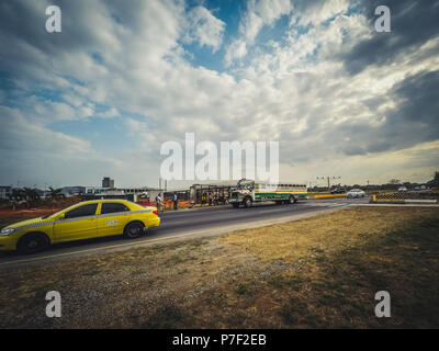 Panama City - März 2018: Taxi und Bus herauf Leute an der Station in der Nähe von Flughafen in Panama City Stockfoto