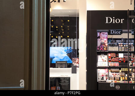 Belgrad, Serbien - Juni 28, 2018: das Logo von Dior in ihrer Belgrad main store in der Nacht gesehen. Christian Dior, oder CD, ist ein europäischen Luxus Unternehmen Stockfoto