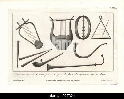 Musikinstrumente aus Reliefs in Rom. Lyra oder kithara, Dreieck oder Sistrum, Horn, Tamburin, Rohr, Schienbein, etc. Kupferstich von Pietro Ruga nach einer Abbildung von Lorenzo Rocceggiani aus seiner eigenen 100 Platten von Kostümen religiösen, zivilen und militärischen der Alten Ägypter, Etrusker, Griechen und Römer, Franzetti, Rom, 1802. Stockfoto