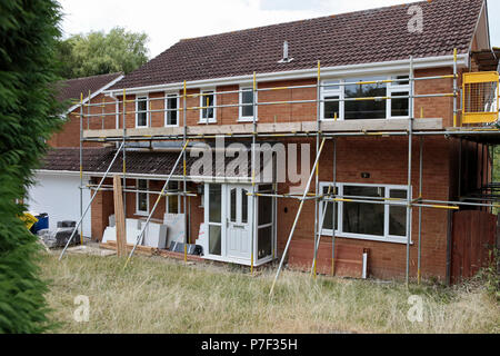 Errichtet auf einem Gerüst 1980 Modernes Haus in Vororten von North West London Bereich hillingdon Renoviert, Großbritannien Stockfoto