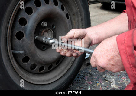 Ein KFZ Mechaniker arbeiten UND ZUR FESTSETZUNG Autos in North West London, Großbritannien Stockfoto